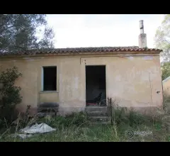 Appartamenti in Vendita - Vendita di 1 ettaro di terreno con tre ruderi