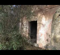 Appartamenti in Vendita - Vendita di 1 ettaro di terreno con tre ruderi