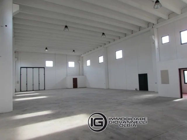 Appartamenti in Vendita - Capannone di 450mq in zona industriale