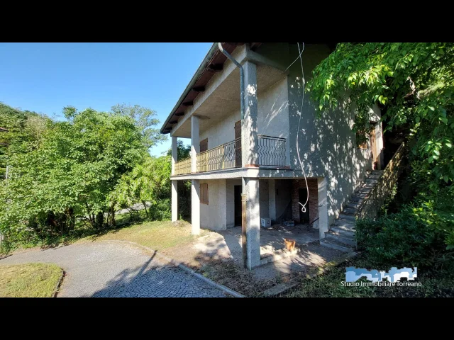 Appartamenti in Vendita - Intera collina con tre abitazioni ad ivrea