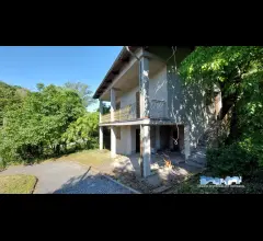 Appartamenti in Vendita - Intera collina con tre abitazioni ad ivrea