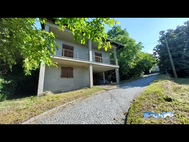 Appartamenti in Vendita - Intera collina con tre abitazioni ad ivrea