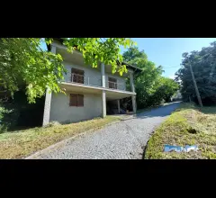 Appartamenti in Vendita - Intera collina con tre abitazioni ad ivrea