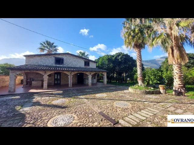 Splendido casale in pietra in zona carini