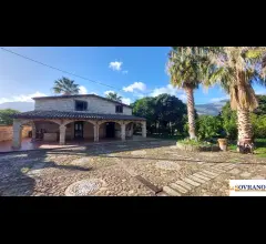 Splendido casale in pietra in zona carini