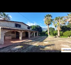 Appartamenti in Vendita - Splendido casale in pietra in zona carini