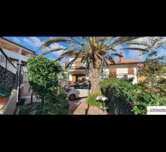 Appartamenti in Vendita - Baida: porzione di villa su 3 livelli