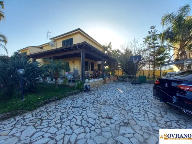 Carini:villa ristrutturata di fronte al mare