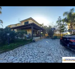 Carini:villa ristrutturata di fronte al mare