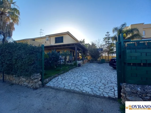 Appartamenti in Vendita - Carini:villa ristrutturata di fronte al mare