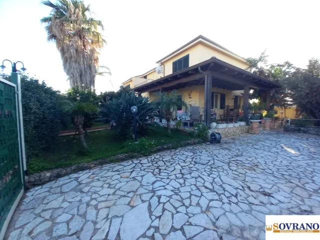 Appartamenti in Vendita - Carini:villa ristrutturata di fronte al mare
