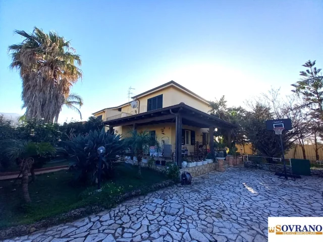 Appartamenti in Vendita - Carini:villa ristrutturata di fronte al mare