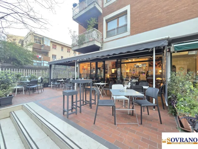 Via marche: locale c/1 con spazio antistante