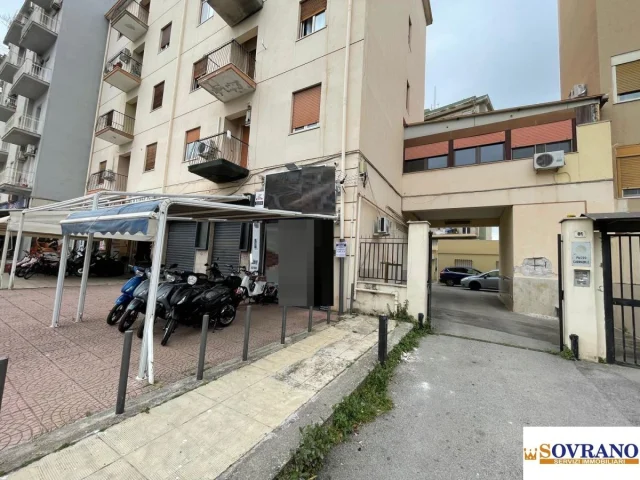 Appartamenti in Vendita - Gustavo roccella: locale c/1 mq 40