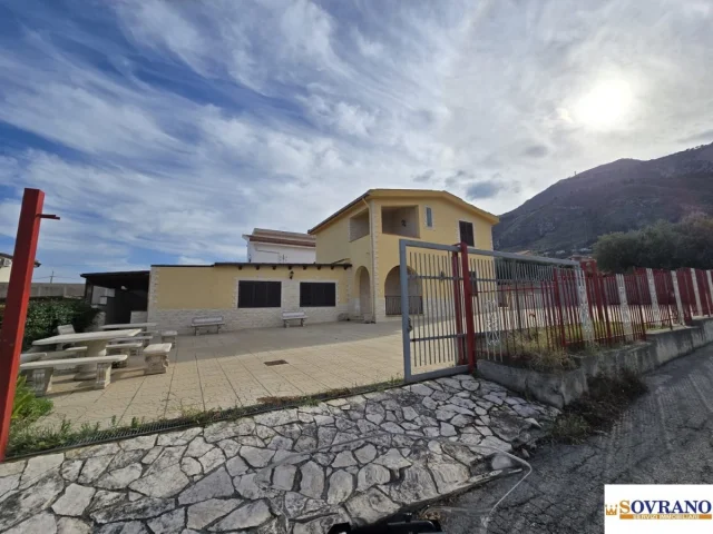 Altavilla milicia: villa su 2 livelli con ampio esterno