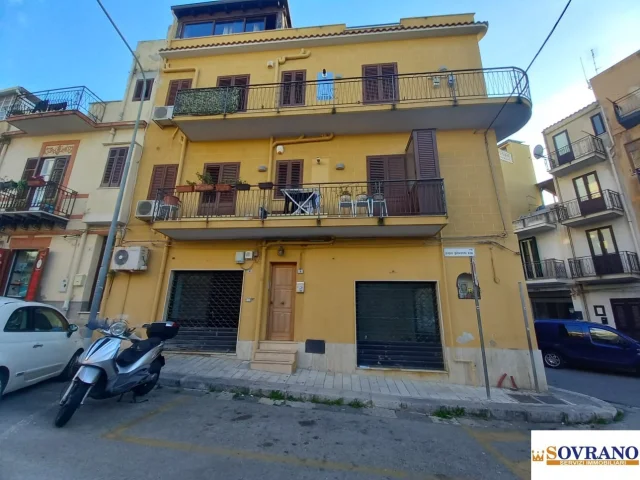 Capaci:palazzina su 3 livelli con terrazzo