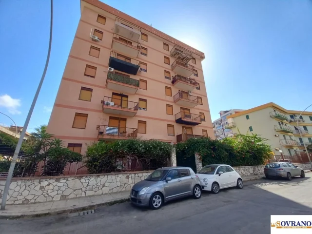 Appartamenti in Vendita - C.so dei mille/brancaccio:piano rialzato con esterno