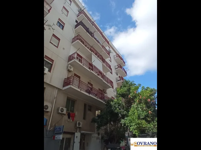 Appartamenti in Vendita - Tribunale/finocch. aprile: ufficio cat. a/10