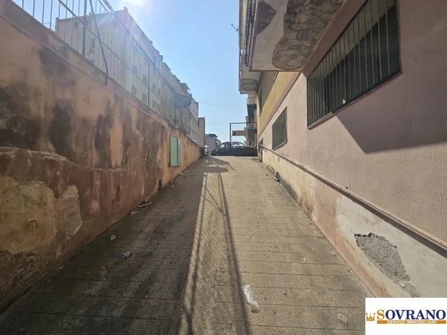 Appartamenti in Vendita - Viale delle scienze: locale c/6 piano s1