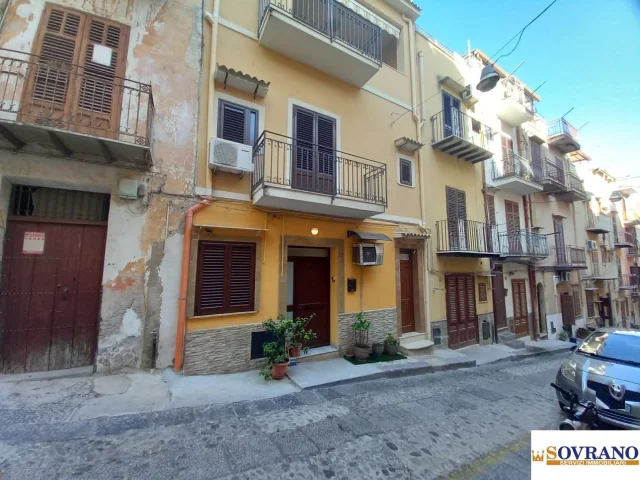 Carini: palazzina indipendente con terrazzo e garage