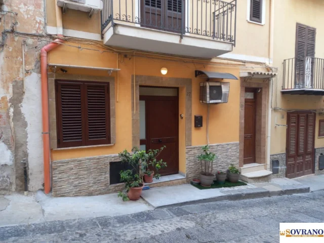 Appartamenti in Vendita - Carini: palazzina indipendente con terrazzo e garage