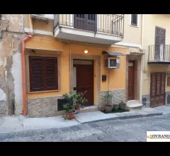 Appartamenti in Vendita - Carini: palazzina indipendente con terrazzo e garage