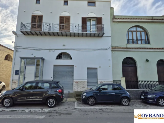 Carini: ampio locale cat. c/1 mq 400