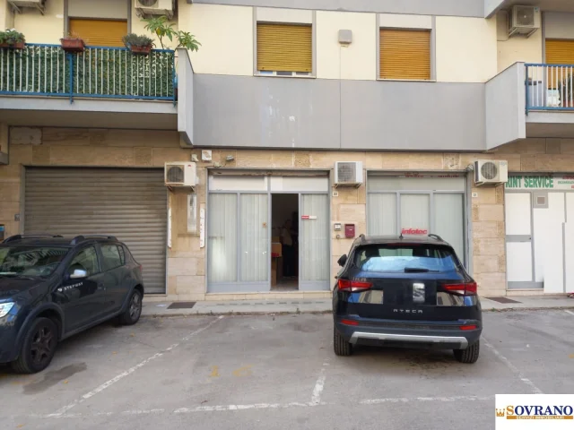 Appartamenti in Vendita - Giordano: locale commerciale cat. c/1