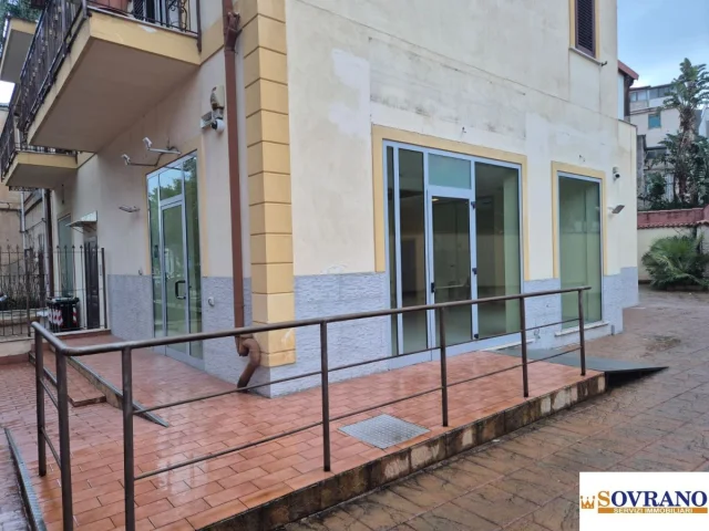 Pallavicino: locale c/1 con ampio parcheggio