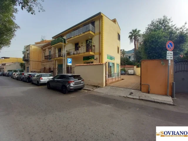Appartamenti in Vendita - Pallavicino: locale c/1 con ampio parcheggio