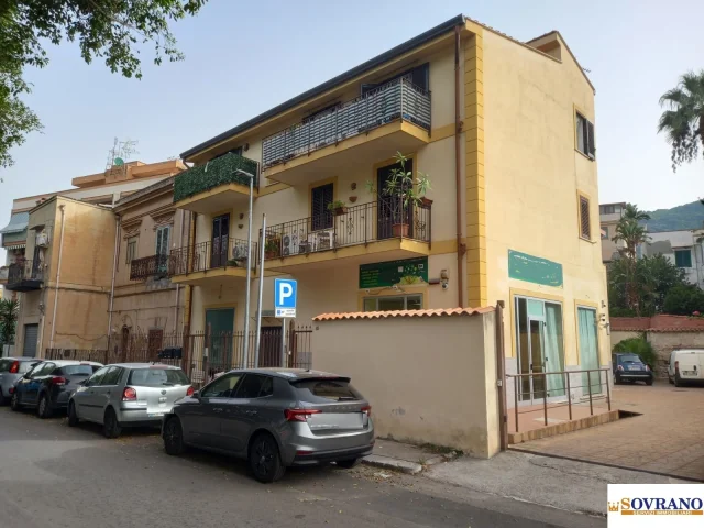 Appartamenti in Vendita - Pallavicino: locale c/1 con ampio parcheggio