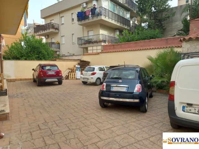 Appartamenti in Vendita - Pallavicino: locale c/1 con ampio parcheggio