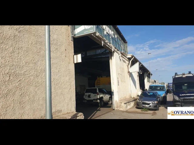 V.le regione siciliana: locale adibito a capannone cat. c/3