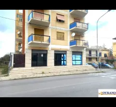 Capaci: locale cat. c/1 con spazio esterno esclusivo