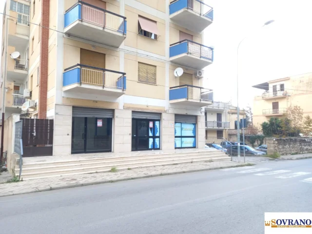Appartamenti in Vendita - Capaci: locale cat. c/1 con spazio esterno esclusivo