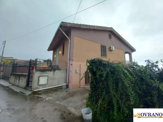 Carini:appartamento in villa con giardino