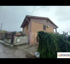 Carini:appartamento in villa con giardino