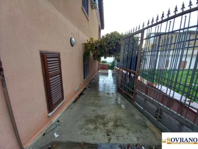Appartamenti in Vendita - Carini:appartamento in villa con giardino