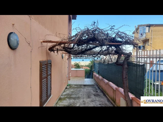 Appartamenti in Vendita - Carini:appartamento in villa con giardino