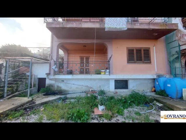 Appartamenti in Vendita - Carini:appartamento in villa con giardino