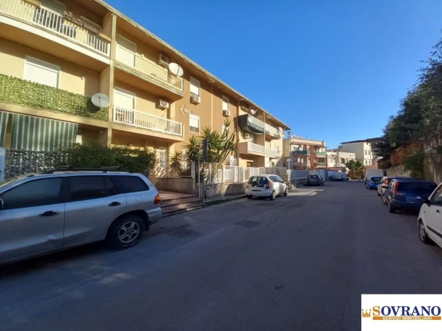 Appartamenti in Vendita - Michelangelo: monovano arredato con posto auto