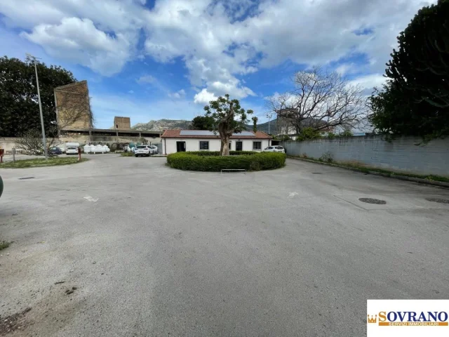 Appartamenti in Vendita - Locale commerciale in p.zza stazione san lorenzo
