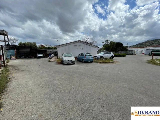 Appartamenti in Vendita - Locale commerciale in p.zza stazione san lorenzo