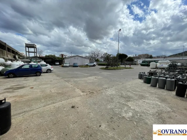 Appartamenti in Vendita - Locale commerciale in p.zza stazione san lorenzo
