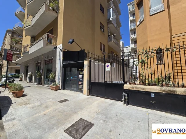 Appartamenti in Vendita - Locale cat. c/1 in via rapisardi mq 425