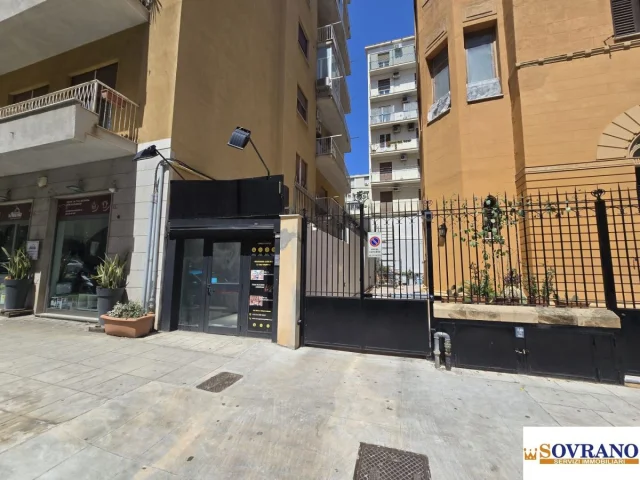Appartamenti in Vendita - Locale cat. c/1 in via rapisardi mq 425