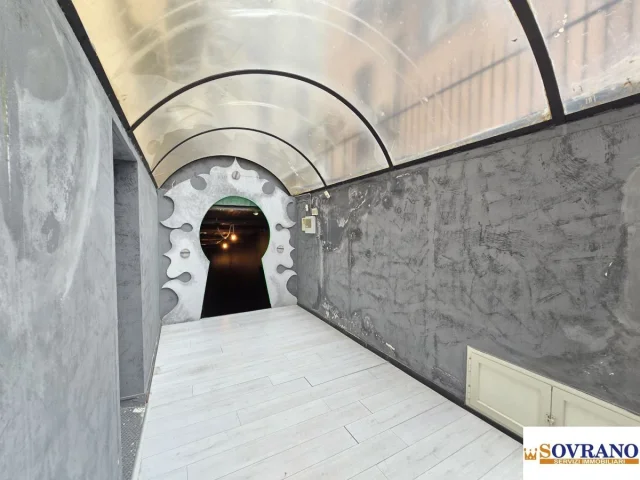 Appartamenti in Vendita - Locale cat. c/1 in via rapisardi mq 425