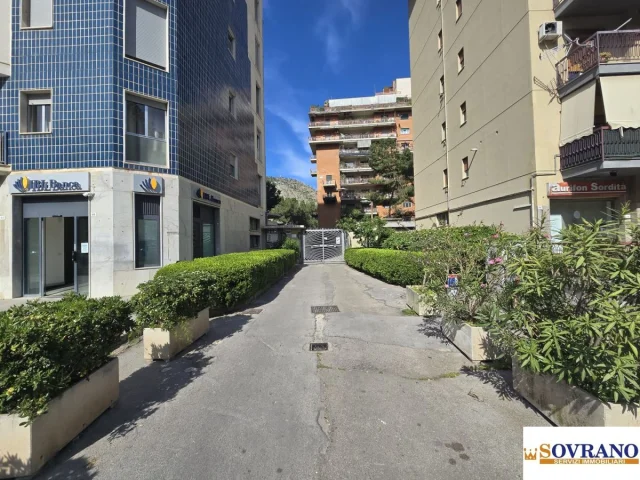 Appartamenti in Vendita - Croce rossa: 5 vani in residence con posto moto