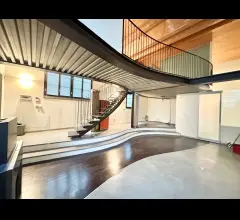 Loft con soppalco e doppi servizi
