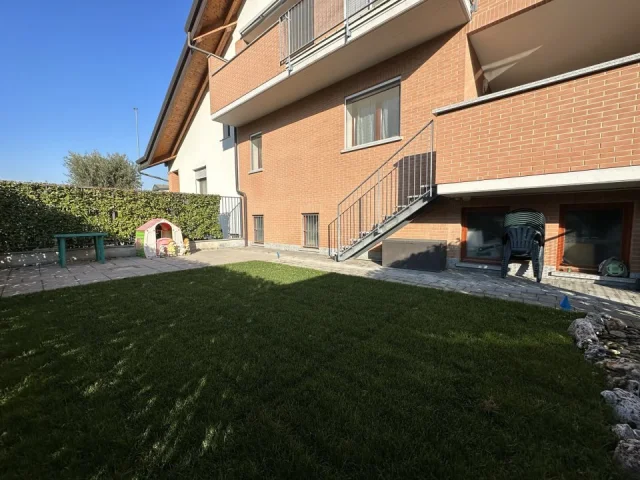 Recente appartamento in classe b con terrazzo e giardino.